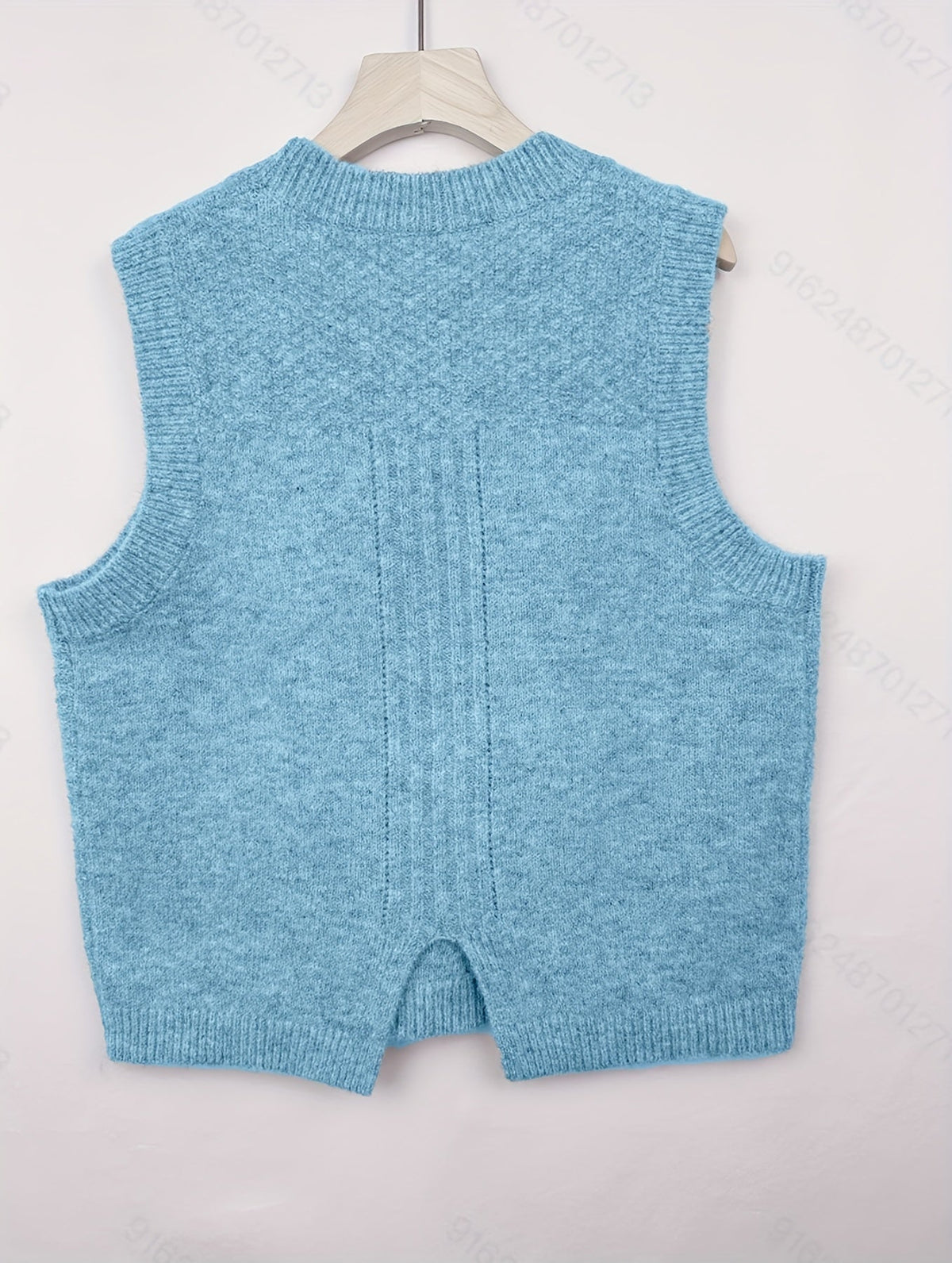 Kabelstrikket sweatervest i himmelblå set bagfra med rund hals og ribkanter