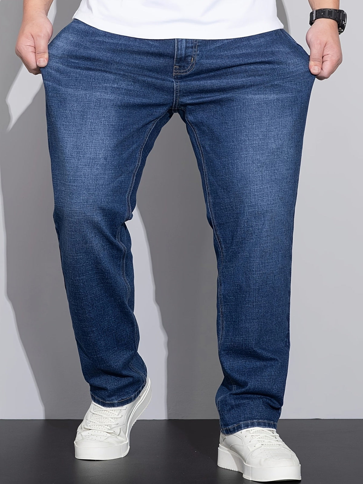 Blå jeans med lige ben, forfra med lynlås og skrå forlommer