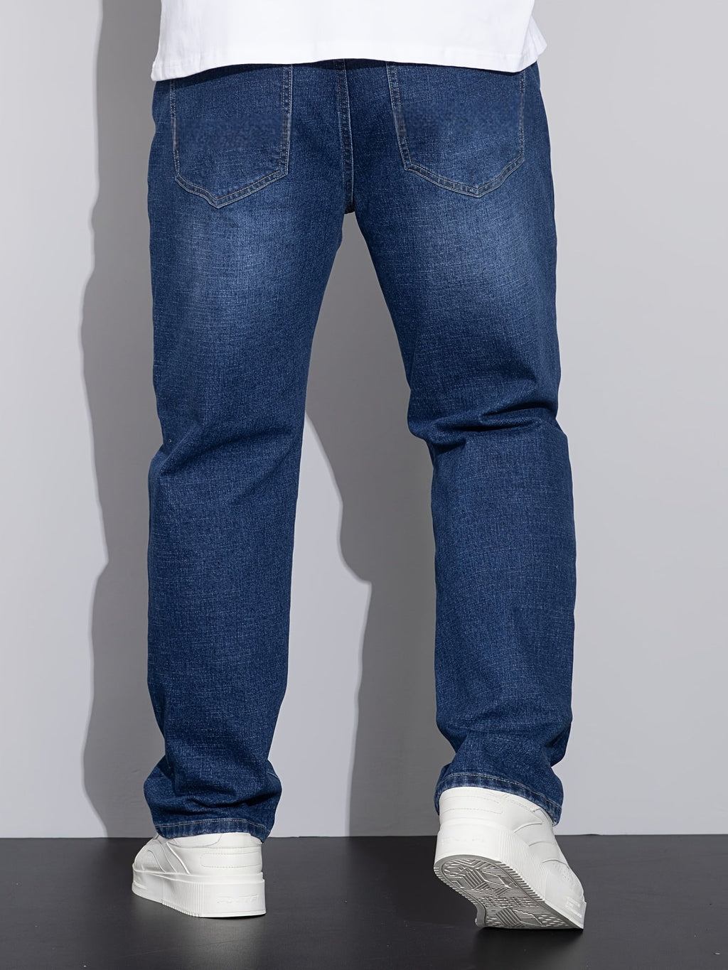 Blå jeans med lige ben, set bagfra med baglommer og lige benlinje