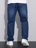 Blå jeans med lige ben, set bagfra med baglommer og lige benlinje