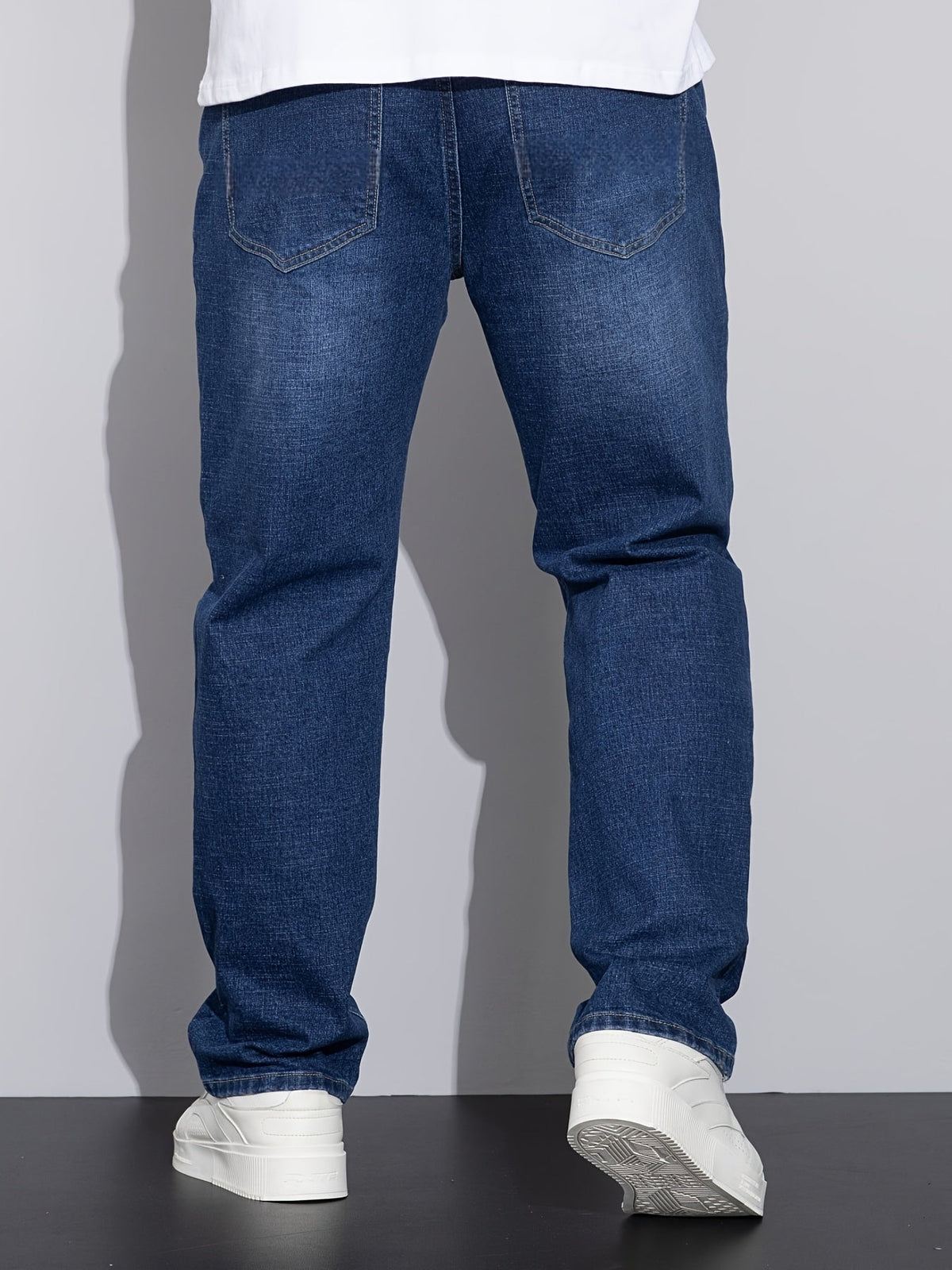 Blå jeans med lige ben, set bagfra med baglommer og lige benlinje