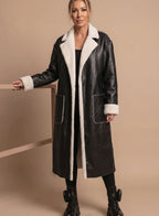 Lang oversized frakke i sort med teddyfor og brede lommer