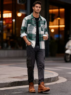Ternet overskjorte i olivengrøn og hvid med brystlommer og knaplukning, casual stil