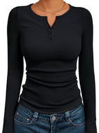 Tætsiddende henley-top i sort med knaplukning ved halsen og lange ærmer