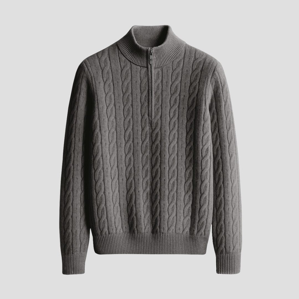 Sort kabelstrikket sweater med halv lynlås og høj ståkrave, ribkant ved ærmer og bund