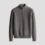 Sort kabelstrikket sweater med halv lynlås og høj ståkrave, ribkant ved ærmer og bund