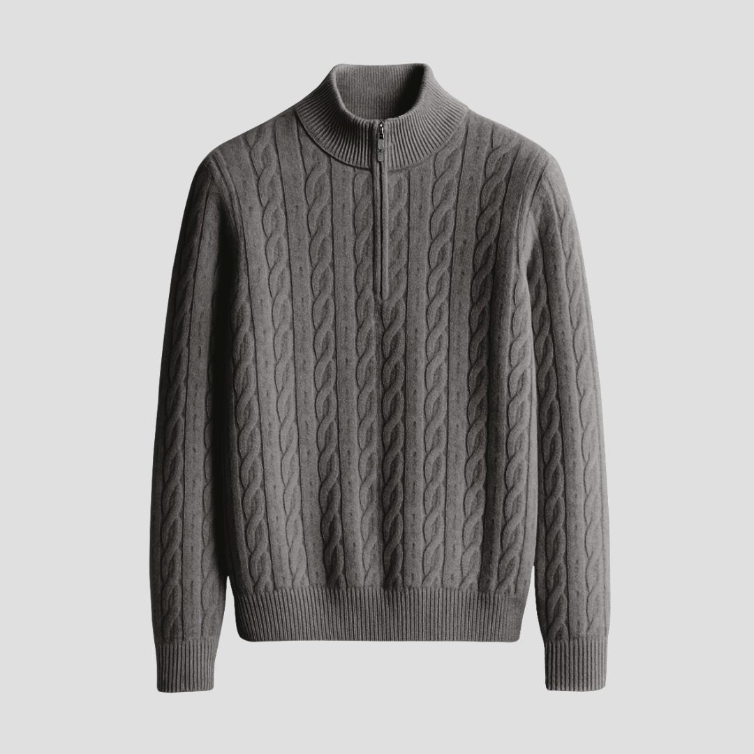 Sort kabelstrikket sweater med halv lynlås og høj ståkrave, ribkant ved ærmer og bund
