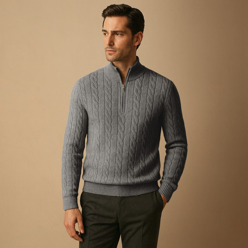 Grå kabelstrikket sweater med halv lynlås og høj krave, langærmet med ribkanter