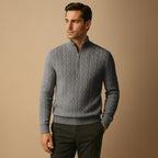Grå kabelstrikket sweater med halv lynlås og høj krave, langærmet med ribkanter