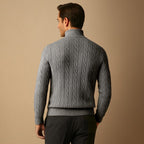 Grå kabelstrikket sweater set bagfra med høj ståkrave og halv lynlås, ribkant