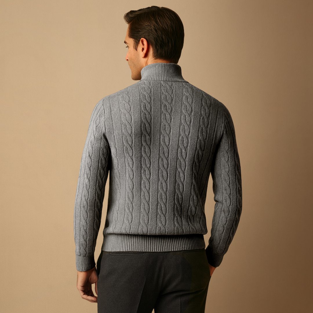 Grå kabelstrikket sweater set bagfra med høj ståkrave og halv lynlås, ribkant
