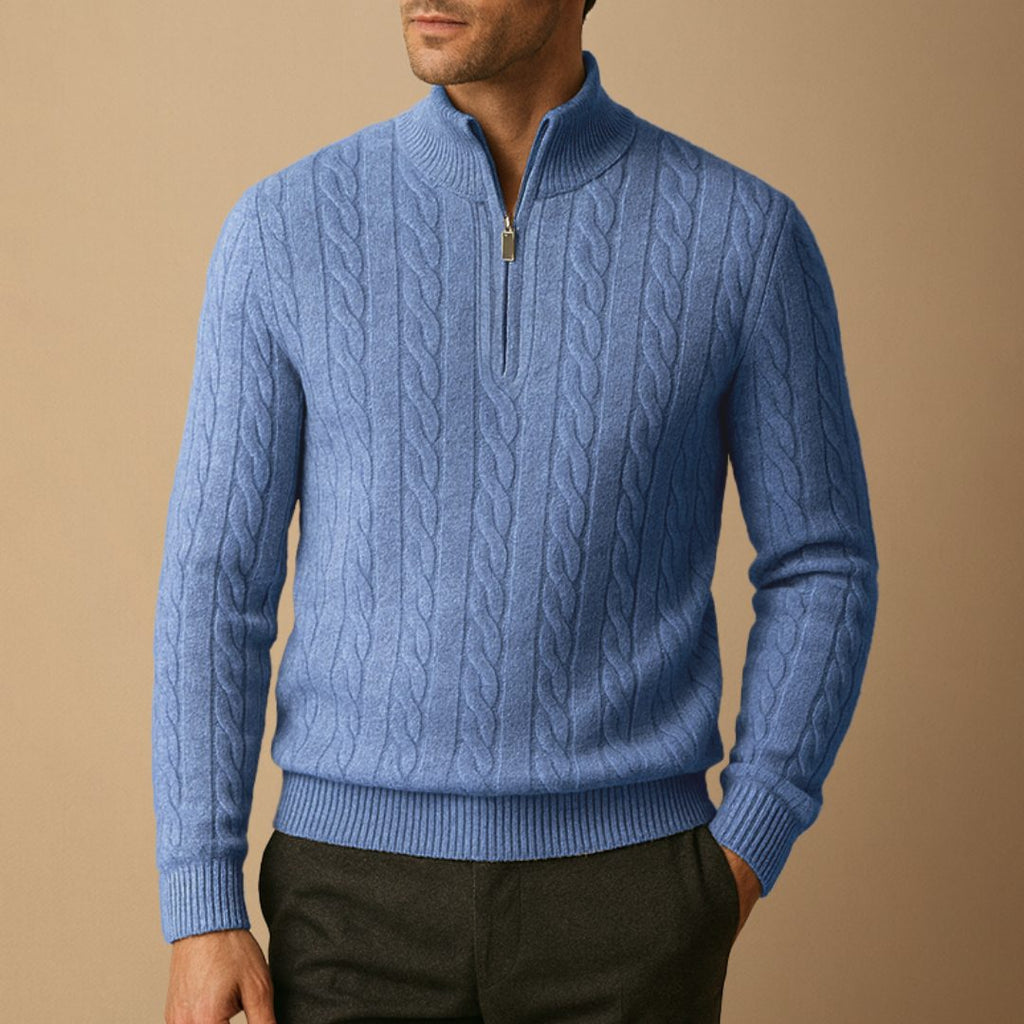 Blå kabelstrikket sweater med halv lynlås og høj ståkrave, ribkant ved ærmer og bund