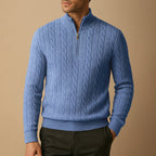 Blå kabelstrikket sweater med halv lynlås og høj ståkrave, ribkant ved ærmer og bund