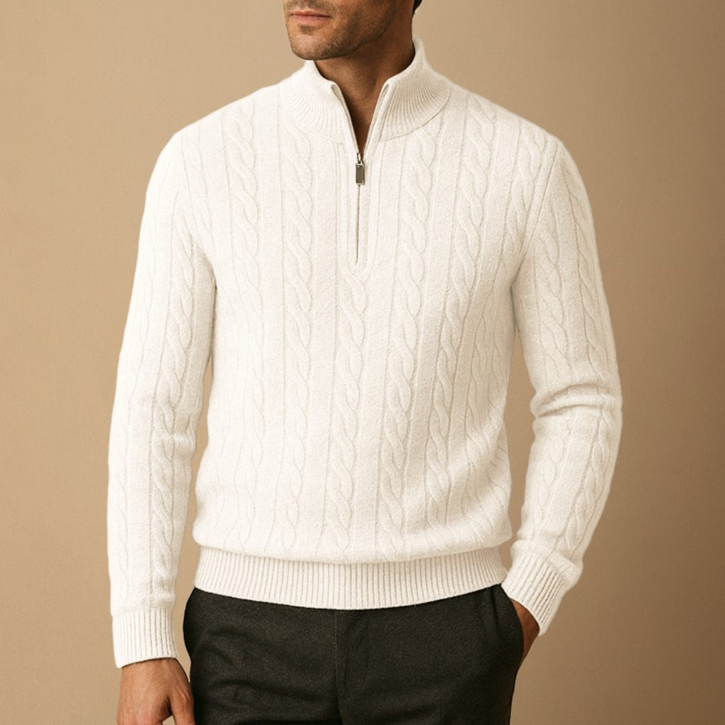 Hvid kabelstrikket sweater med halv lynlås og høj ståkrave, langærmet med ribkanter