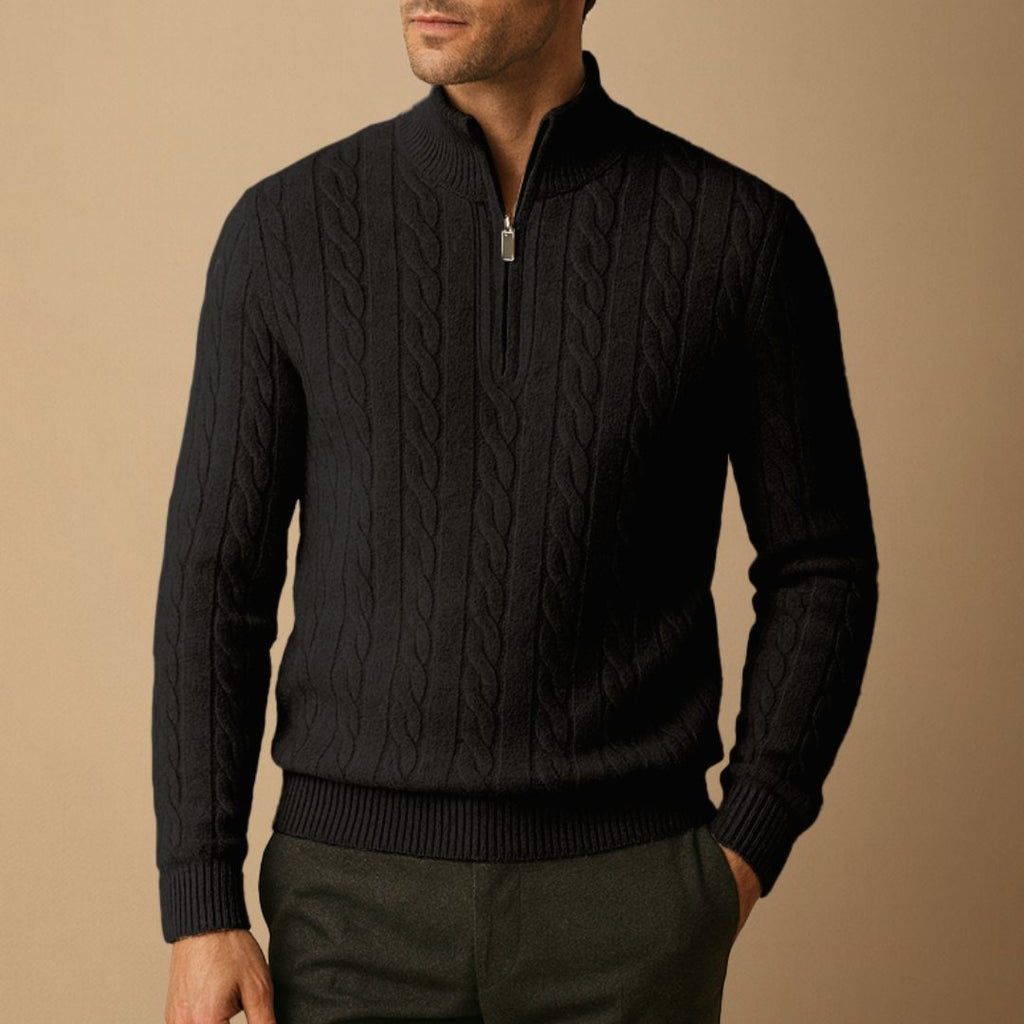 Sort kabelstrikket sweater med halv lynlås og høj ståkrave, ribkant ved ærmer og bund