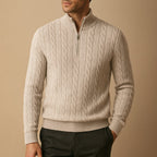 Beige kabelstrikket sweater med halv lynlås og høj ståkrave, langærmet med ribkanter