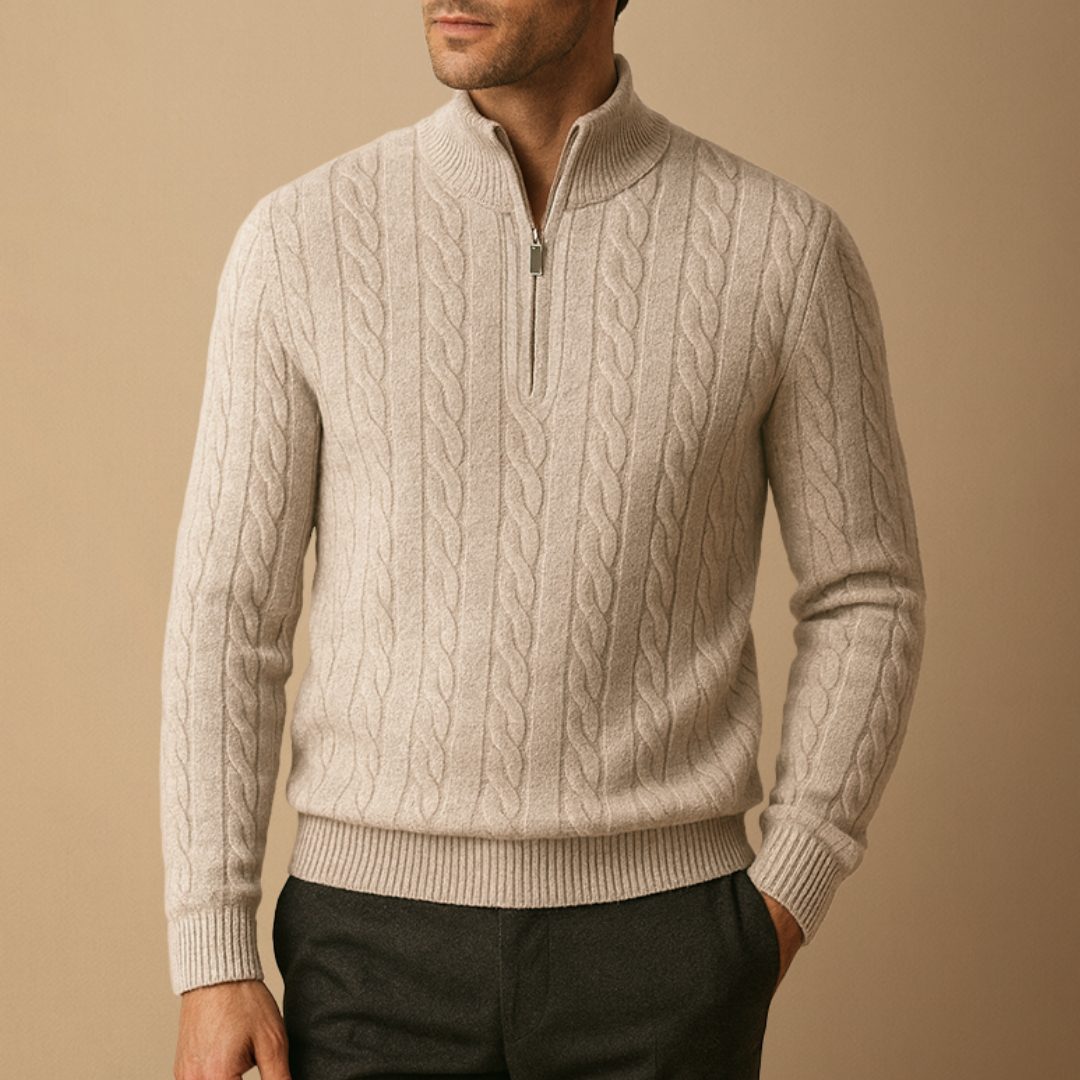 Beige kabelstrikket sweater med halv lynlås og høj ståkrave, langærmet med ribkanter