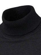 Detalje af høj hals på højhalset klassisk sweater i sort med fin ribstruktur