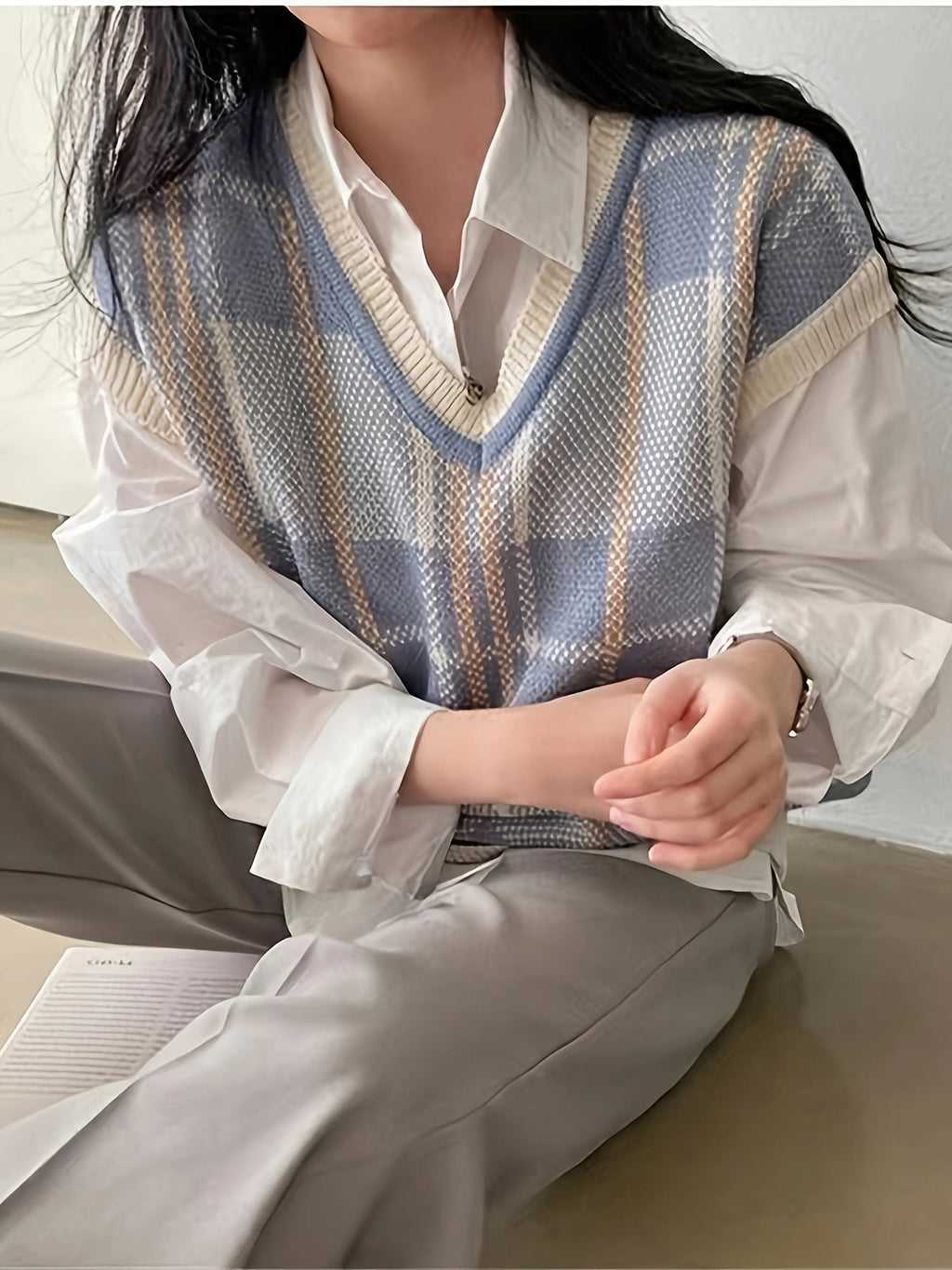 Vintage ternet sweatervest med V-hals i lys blå og beige, tæt pasform over brystet