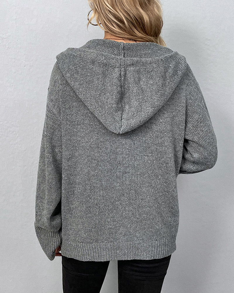 Grå hættet cardigan set bagfra med hætte og knapdetaljer