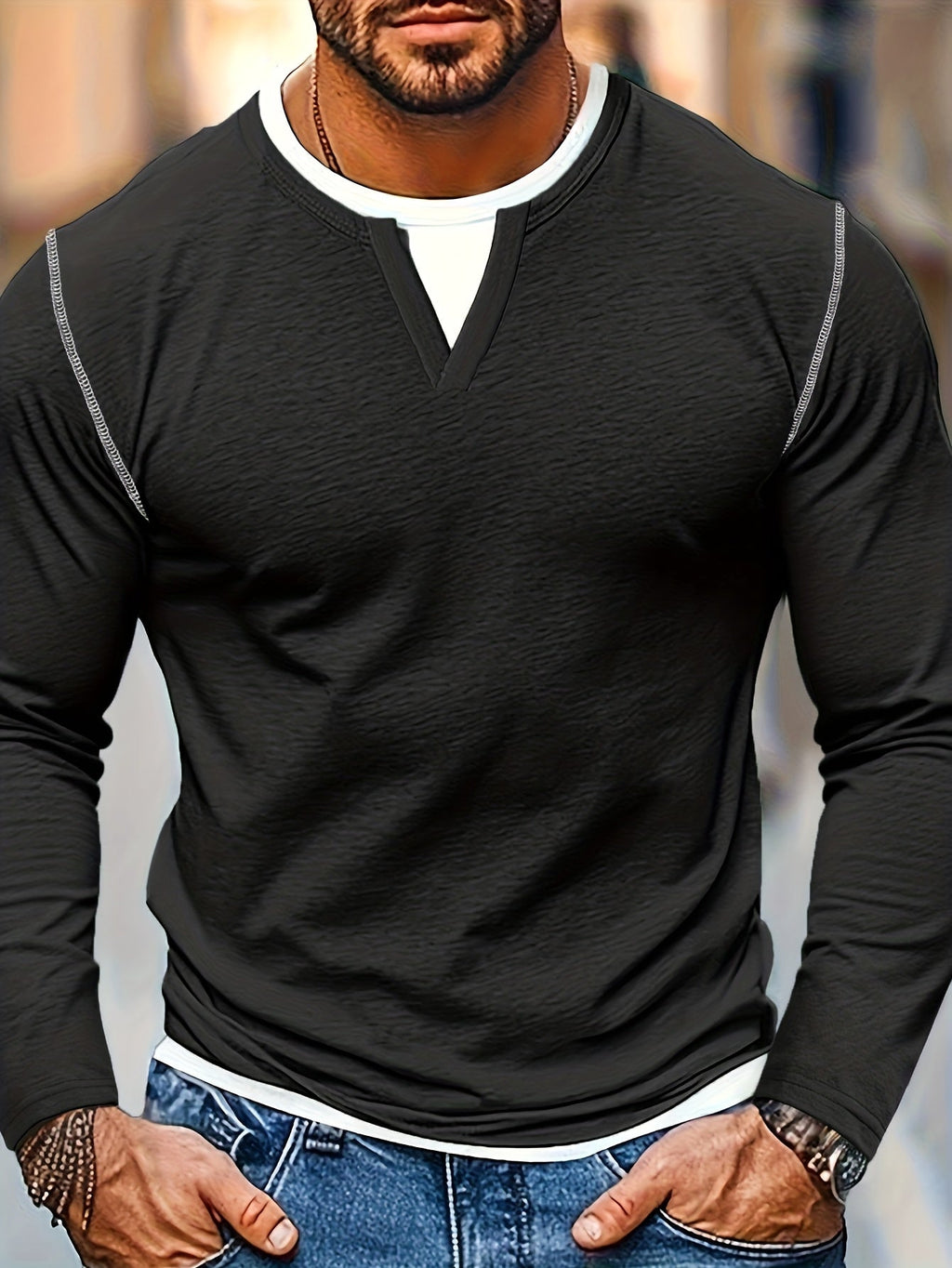 Sort henley-skjorte med V-hals og hvid kant, lange ærmer, båret på model.