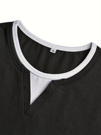 Detalje af sort henley-skjorte: V-udskæring og hvid kant samt halsudskæring.