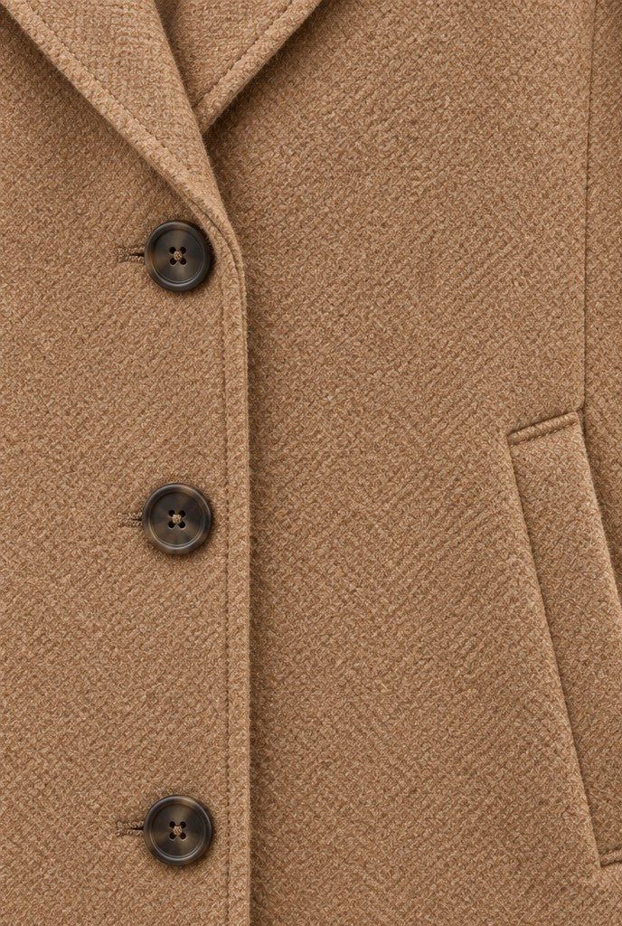 Kaitlyn | Single-Breasted Lapel Coat with Pockets, close-up 1