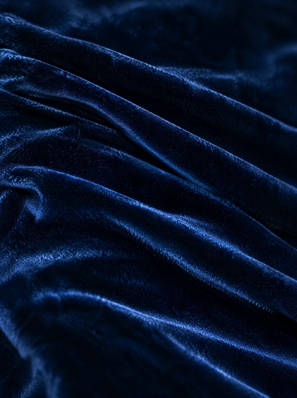 Sarah velvet midi dress – close-up of the velvet (Dark blue)