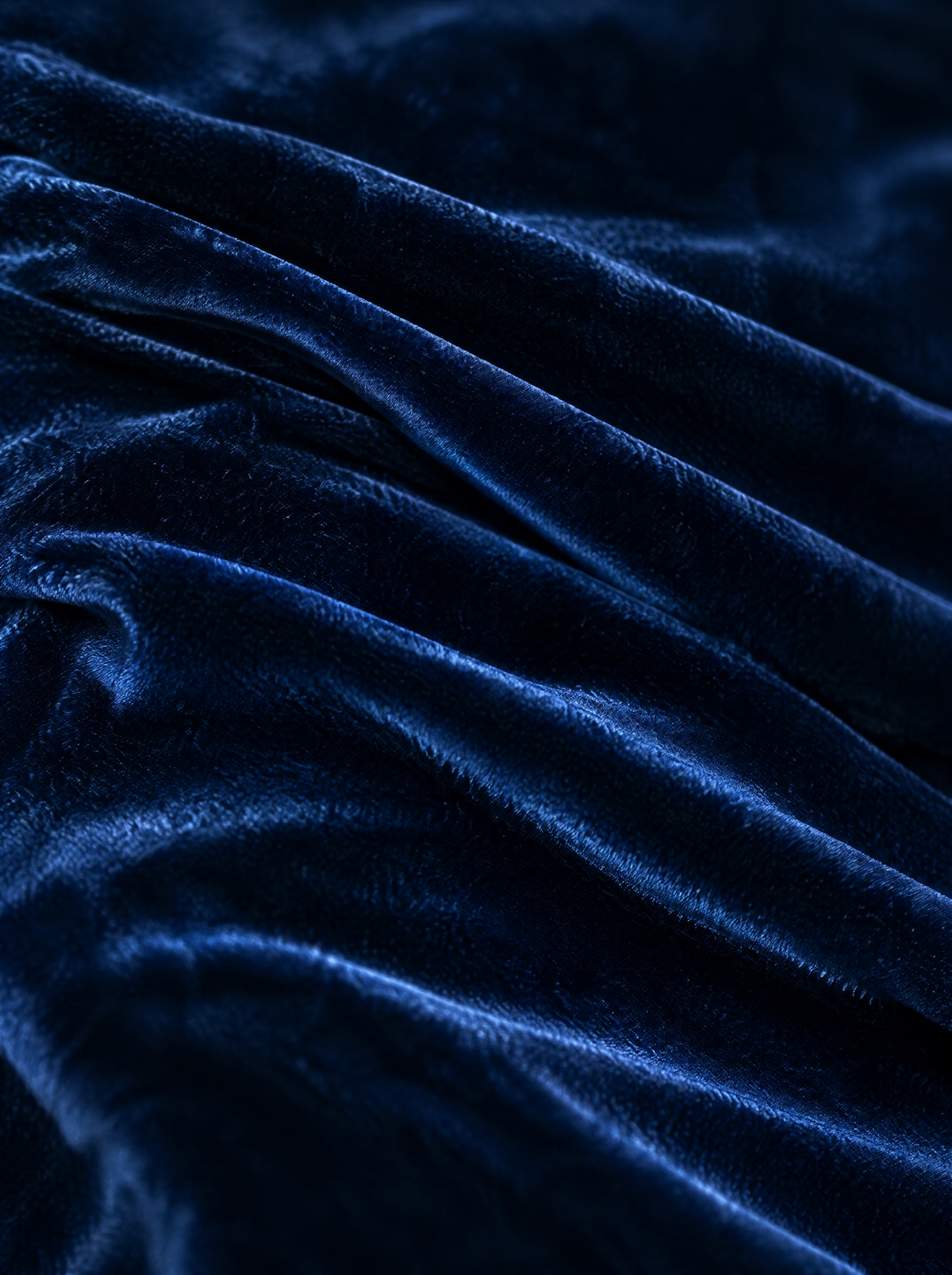Sarah velvet midi dress – close-up of the velvet (Dark blue)