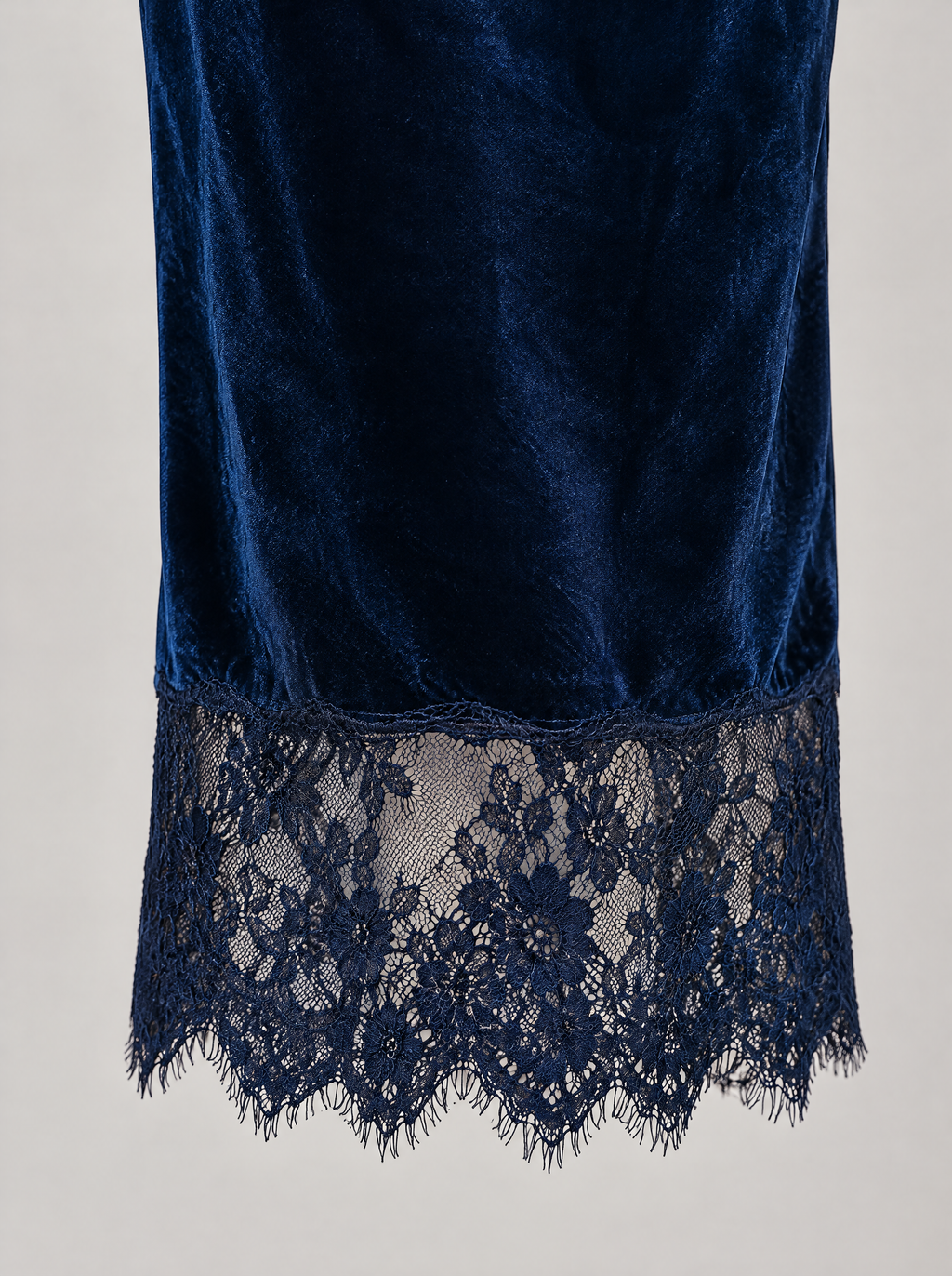 Sarah velvet midi dress – lace hem (Dark blue)