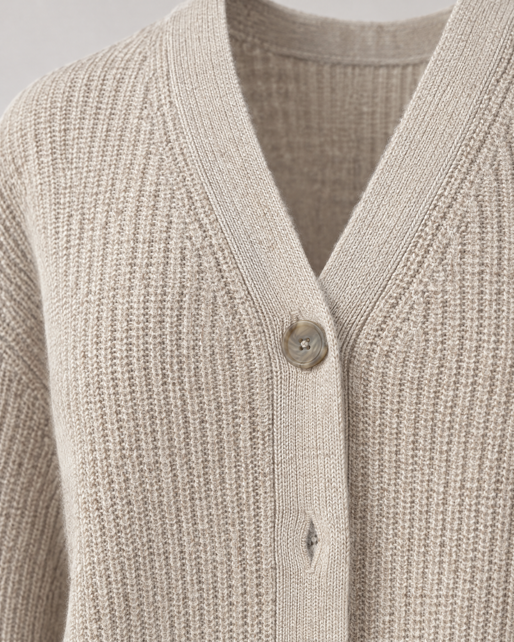 Zoey cashmere V-neck cardigan – horn-look button and buttonhole (Beige)
