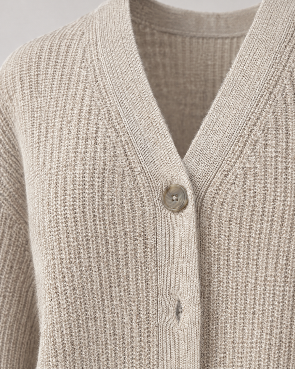 Zoey cashmere V-neck cardigan – horn-look button and buttonhole (Beige)